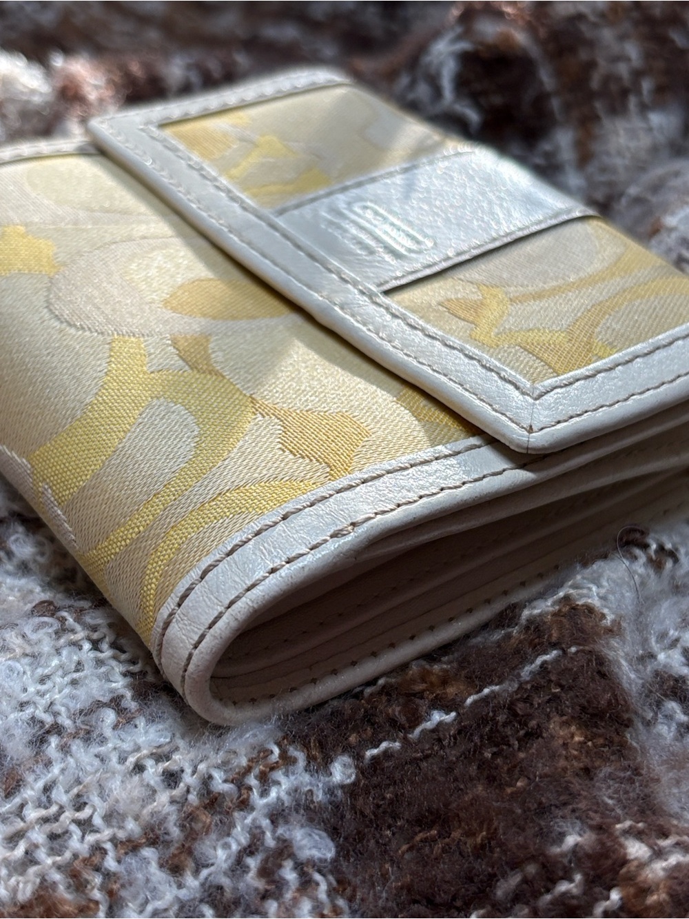 Coach Yellow Signature C’s White Leather Trifold Wallet Silver HDWRE - Picture 4 of 14